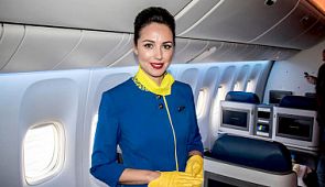 Пассажиры отреагировали на исполнение гимна Украины стюардессами после инструктажа