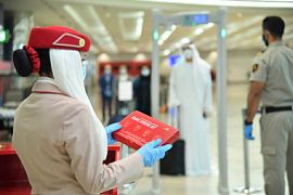 Авиакомпания Emirates возобновляет полёты и раздаёт пассажирам гигиенические наборы