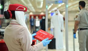 Авиакомпания Emirates возобновляет полёты и раздаёт пассажирам гигиенические наборы