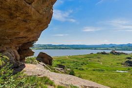 Причудливые скалы и древние растения: чем туристов манит Колыванское озеро на Алтае
