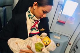 Стюардесса покормила грудью голодного малыша-пассажира во время полета