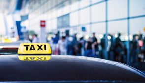 Из российских аэропортов выгонят таксистов и гадалок