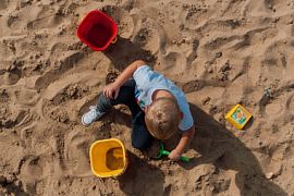 Как развлечь детей на пляже: 13 весёлых игр