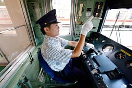 Почему в Японии машинисты постоянно указывают на предметы и как это может быть полезно вам