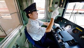 Почему в Японии машинисты постоянно указывают на предметы и как это может быть полезно вам