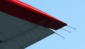 Зачем нужны металлические кисточки на крыльях самолета