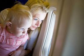 Разрешено ли авиакомпаниям рассаживать семьи в разные концы салона самолета
