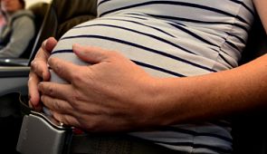 Что делать, если роды начнутся в самолете
