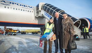 Глава Камчатки исполнил новогоднее желание мальчика и показал ему кабину пилотов