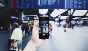 Для чего вас просят показать экран телефона на входе в аэропорт: простой ответ