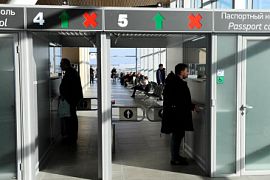 В российских аэропортах предлагают ввести ускоренный паспортный контроль