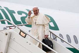 Стало известно на каком самолете прилетит Папа римский в Латвию