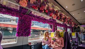 Аэропорт Хитроу порадовал пассажиров цветочным поездом