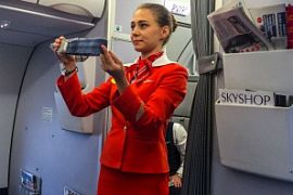 Стюардесса вызвала восторг у бразильских футбольных фанатов, и они устроили шоу в самолете