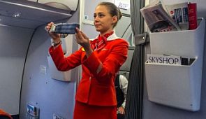 Стюардесса вызвала восторг у бразильских футбольных фанатов, и они устроили шоу в самолете