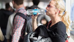 Авиакомпания «Россия» заплатит штраф за то, что не давала пить пассажирам в Тюмени