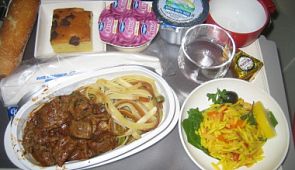 Россияне тоскуют по горячей еде в самолетах и готовы доплачивать за нее