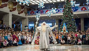 Добрая традиция Utair: на кремлёвскую ёлку привезли более 250 детей 