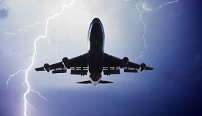 В самолёт, летевший из Нью-Йорка в Москву, попала молния