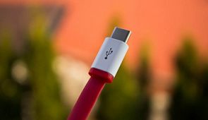 Опрос. А вы заряжаете телефон на USB-станциях в аэропорту?