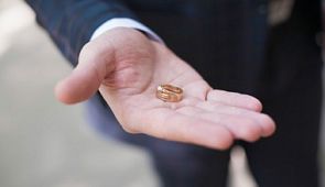 В аэропорту Англии ввели секретный код для пассажиров с обручальными кольцами