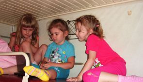 Многодетные семьи этим летом получат скидку на билеты в купе