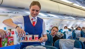 Авиакомпания «Победа» планирует брать плату за стаканчик под воду на борту самолета