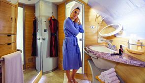 На борту каких авиакомпаний можно принять душ прямо в самолете