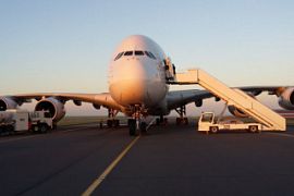 Почему пассажиры входят в самолет всегда слева