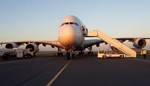 Почему пассажиры входят в самолет всегда слева