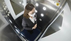 В аэропорту Гонконга тестируют дезинфицирующие кабины для людей