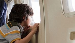 Сбежавший из дома 11-летний ребенок едва не улетел на самолете без билета