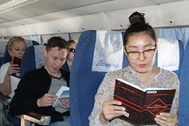 На рейсах авиакомпании «Якутия» продолжается проект «Летай и читай»