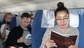 На рейсах авиакомпании «Якутия» продолжается проект «Летай и читай»