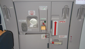 Пассажир чуть не вышел из самолета в аварийную дверь, перепутав ее с туалетом