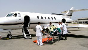 Перевозка лежачих больных в самолете. Как получить носилки