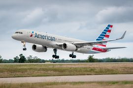Самолёт авиакомпании American Airlines врезался в указатель на взлётно-посадочной полосе
