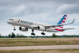 Самолёт авиакомпании American Airlines врезался в указатель на взлётно-посадочной полосе
