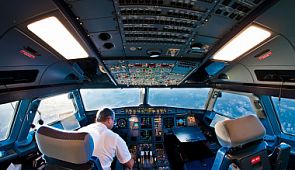 Маленькой девочке разрешили почувствовать себя командиром самолёта