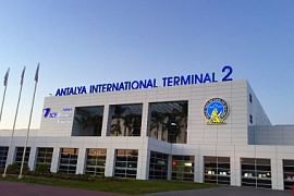 Более 350 российских туристов 10 часов провели в аэропорту Антальи без еды