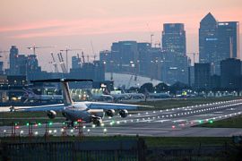 В аэропорту «Лондон-сити» экоактивист взобрался на самолёт
