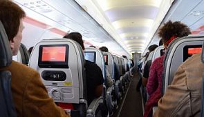 Почему пассажиров не выпускают из самолёта сразу после приземления