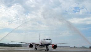 Почему в аэропортах самолеты пропускают через водяную арку и неопасно ли это