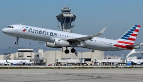 Работники American Airlines не пропустили на борт женщину с ребенком из-за редкой болезни