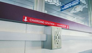 Почему опасно использовать зарядные USB-станции в аэропорту