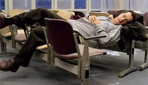 Как без проблем переночевать в аэропорту: советы и предостережения