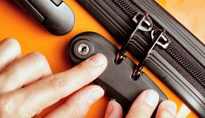 Почему замки в чемоданах бесполезны и как сохранить свои вещи и ценности (видео)