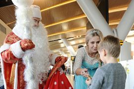 В аэропорту Платов всех поздравляют Дед Мороз и Эльза из м/фильма «Холодное сердце»