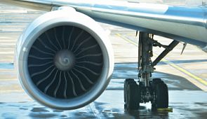 В Китае пассажиры бросают в двигатели самолётов монеты, способные нарушить работу техники