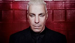 Лидер группы Rammstein прокатился на багажной ленте в Пулково